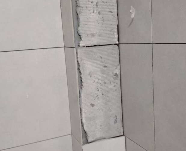 诸城瓷砖空鼓维修公司分享下瓷砖施工前基层浇水润湿程度不足，可能导致以下问题